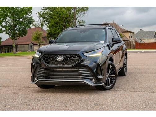 Midnight Black Metallic 2022 Toyota Highlander XSE