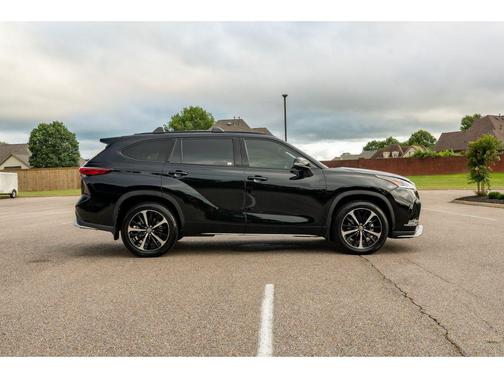 Midnight Black Metallic 2022 Toyota Highlander XSE