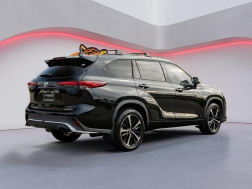 Midnight Black Metallic 2022 Toyota Highlander XSE
