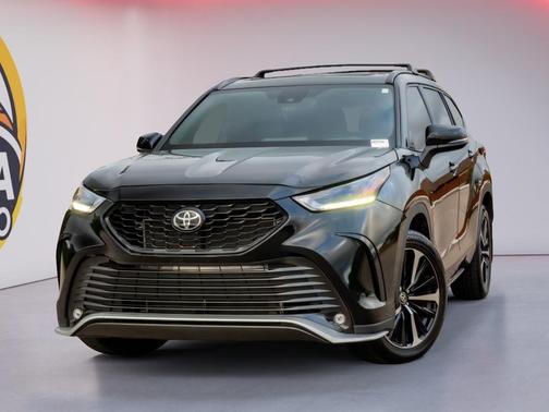 Midnight Black Metallic 2022 Toyota Highlander XSE
