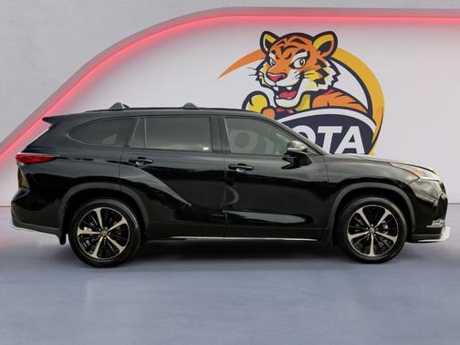 Midnight Black Metallic 2022 Toyota Highlander XSE
