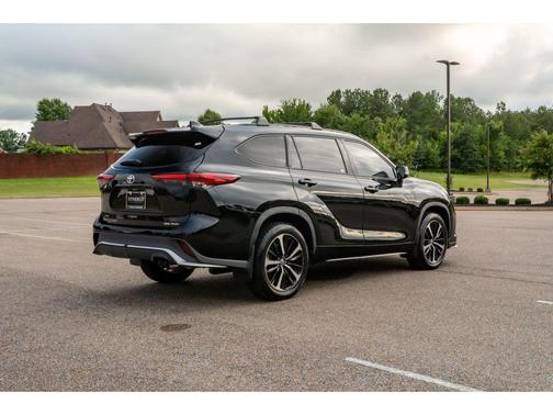 Midnight Black Metallic 2022 Toyota Highlander XSE