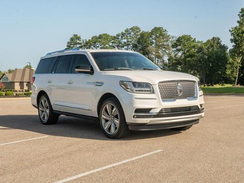 White Platinum Metallic Tri-Coat 2018 Lincoln Navigator Reserve