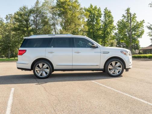 White Platinum Metallic Tri-Coat 2018 Lincoln Navigator Reserve