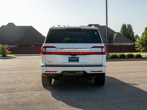 White Platinum Metallic Tri-Coat 2018 Lincoln Navigator Reserve
