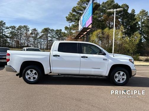 Super White 2018 Toyota Tundra SR5