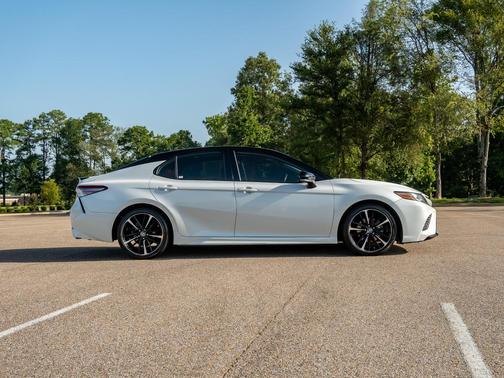 Wind Chill Pearl/Midnight Black Metallic 2019 Toyota Camry XSE