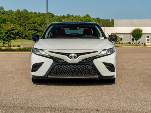 Wind Chill Pearl/Midnight Black Metallic 2019 Toyota Camry XSE