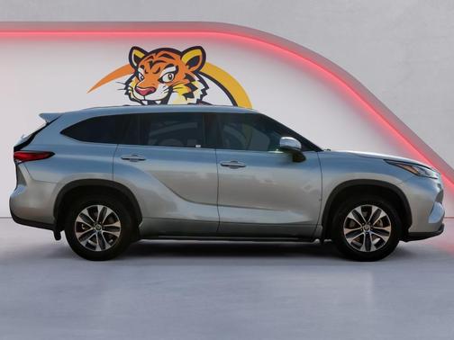 Celestial Silver Metallic 2020 Toyota Highlander XLE