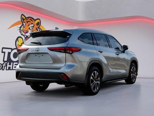 Celestial Silver Metallic 2020 Toyota Highlander XLE