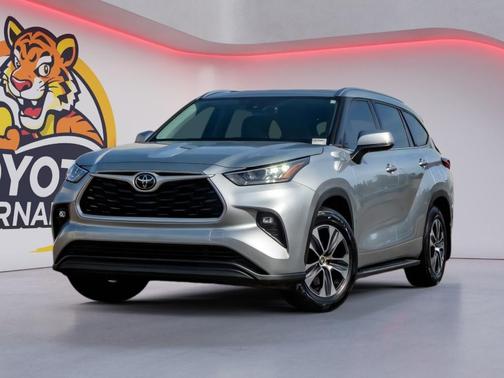 Celestial Silver Metallic 2020 Toyota Highlander XLE