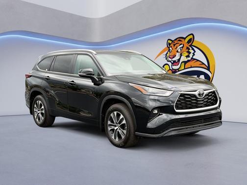 Midnight Black Metallic 2026 Toyota Highlander XLE