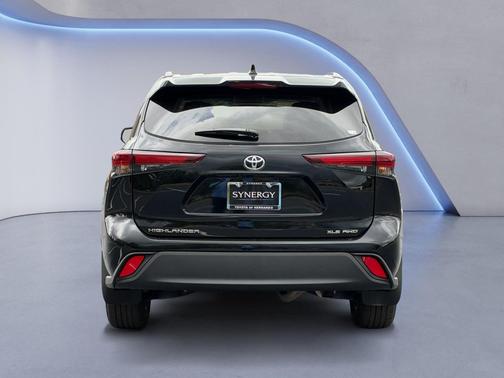 Midnight Black Metallic 2026 Toyota Highlander XLE