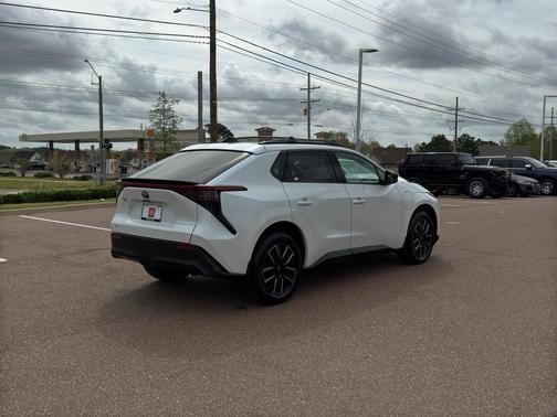 Wind Chill Pearl 2026 Toyota bZ XLE Plus