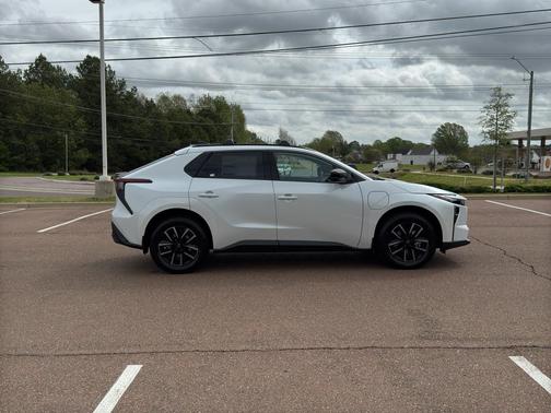 Wind Chill Pearl 2026 Toyota bZ XLE Plus