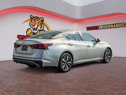 Brilliant Silver Metallic 2022 Nissan Altima 2.5 SV