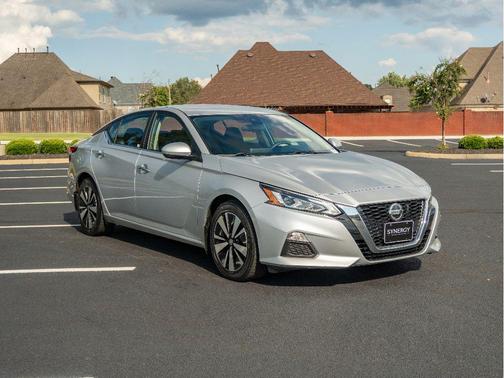 Brilliant Silver Metallic 2022 Nissan Altima 2.5 SV