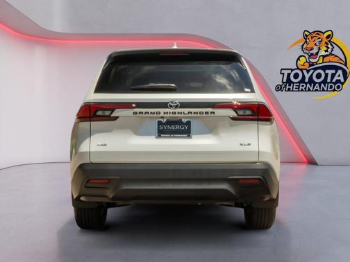 Wind Chill Pearl 2026 Toyota Grand Highlander XLE