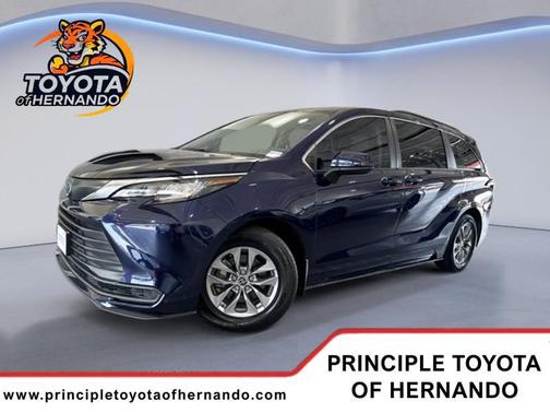 2022 Toyota Sienna LE