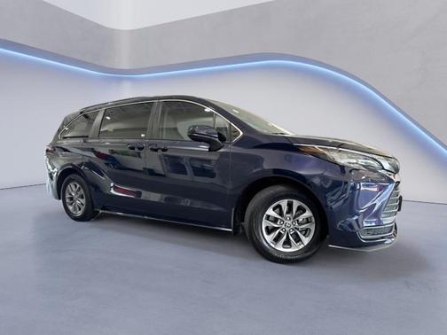 2022 Toyota Sienna LE