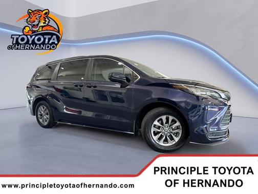 2022 Toyota Sienna LE
