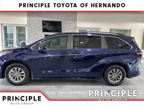 2022 Toyota Sienna LE
