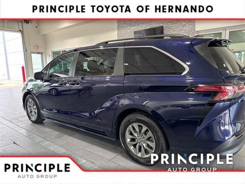 2022 Toyota Sienna LE