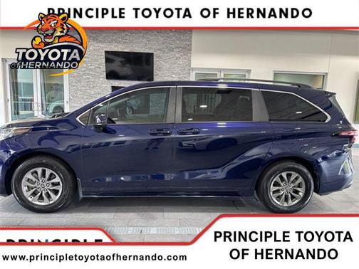 2022 Toyota Sienna LE