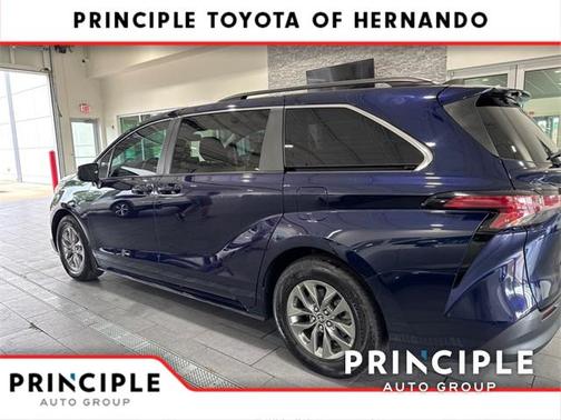 2022 Toyota Sienna LE