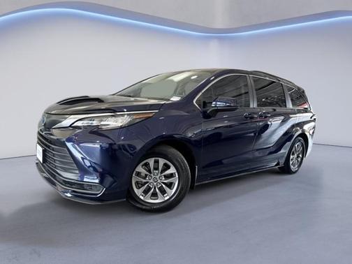 2022 Toyota Sienna LE
