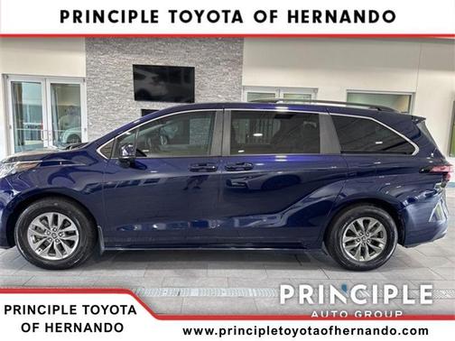 2022 Toyota Sienna LE