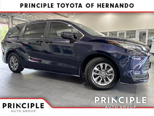 2022 Toyota Sienna LE