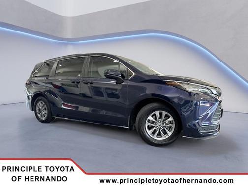 2022 Toyota Sienna LE