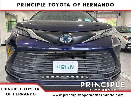 2022 Toyota Sienna LE