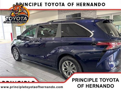 2022 Toyota Sienna LE