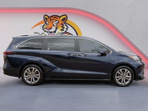 2023 Toyota Sienna Platinum