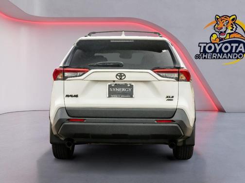 Ice Cap 2024 Toyota RAV4 XLE
