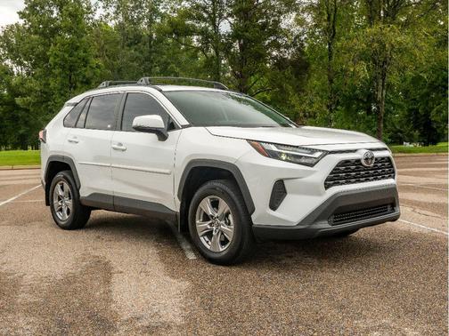 Ice Cap 2024 Toyota RAV4 XLE