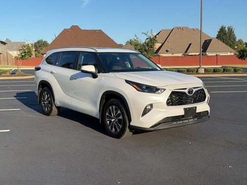 Wind Chill Pearl 2026 Toyota Highlander XLE