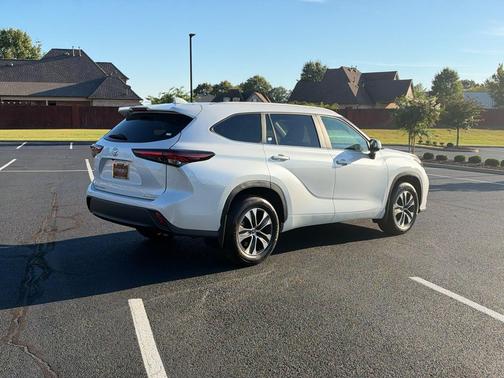 Wind Chill Pearl 2026 Toyota Highlander XLE