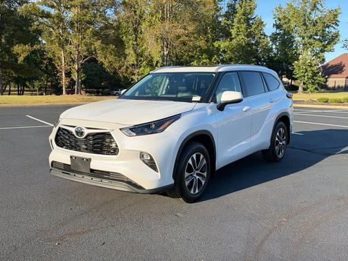 Wind Chill Pearl 2026 Toyota Highlander XLE