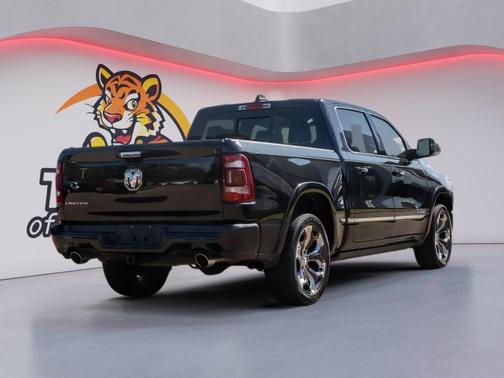 Diamond Black Crystal Pearlcoat 2019 RAM 1500 Limited
