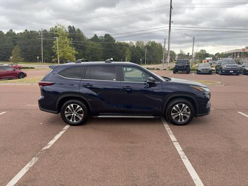 2025 Toyota Highlander XLE