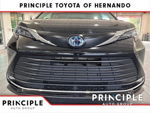 2024 Toyota Sienna XLE 8 Passenger