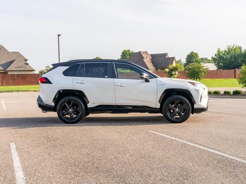 Blizzard Pearl/Midnight Black Metallic 2021 Toyota RAV4 Hybrid SE