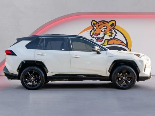 Blizzard Pearl/Midnight Black Metallic 2021 Toyota RAV4 Hybrid SE