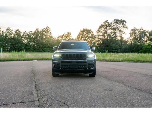 Baltic Gray Metallic Clearcoat 2024 Jeep Grand Cherokee L Altitude