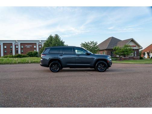 Baltic Gray Metallic Clearcoat 2024 Jeep Grand Cherokee L Altitude
