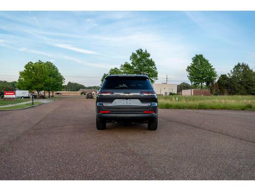 Baltic Gray Metallic Clearcoat 2024 Jeep Grand Cherokee L Altitude
