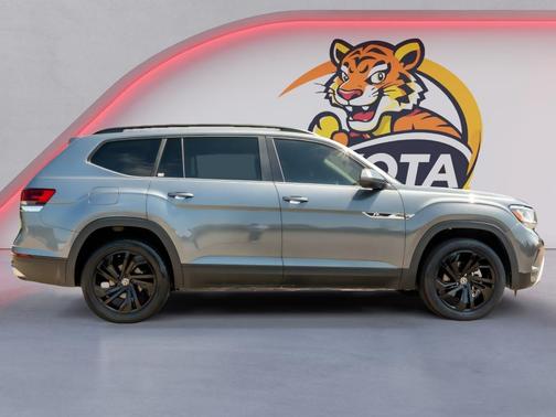 Platinum Gray Metallic 2022 Volkswagen Atlas 2.0T SE w/Technology